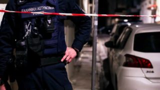 Θρίλερ στο κέντρο της Αθήνας: Εντοπίστηκε νεκρή γυναίκα σε ακάλυπτο πολυκατοικίας – Προσήχθη ύποπτος