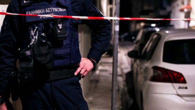 Θρίλερ στο κέντρο της Αθήνας: Εντοπίστηκε νεκρή γυναίκα σε ακάλυπτο πολυκατοικίας – Προσήχθη ύποπτος