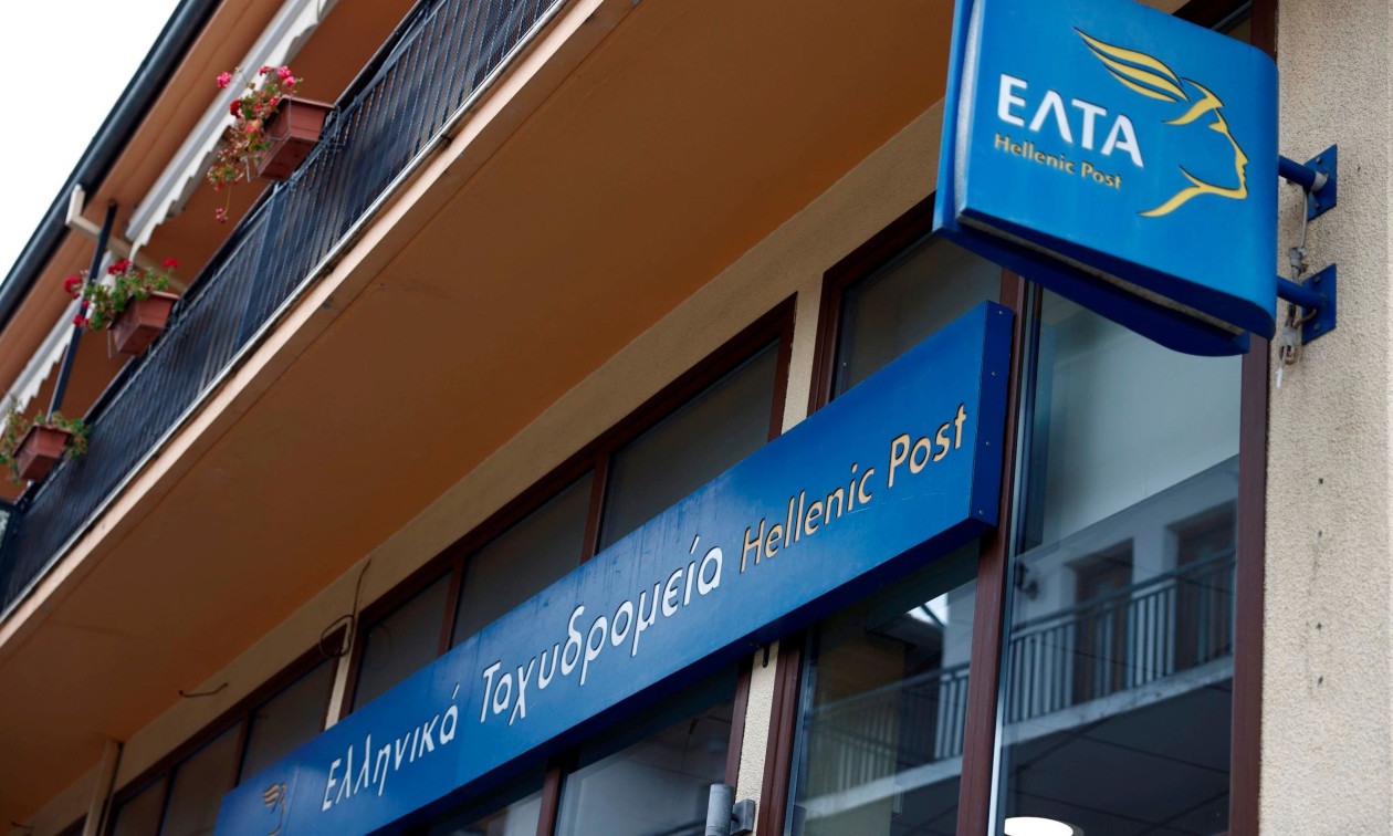 Σκηνές τρόμου για υπαλλήλους και πελάτες στα Ελληνικά Ταχυδρομεία, καθώς ο Μαραθώνας συγκλονίζεται από τη θρασύτατη εισβολή ένοπλου ληστή.