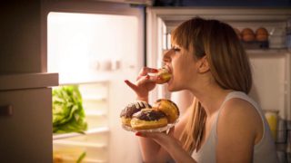 Το κόλπο των 30 δευτερολέπτων που «κόβει» την υπερφαγία: Τι λένε οι ειδικοί και πώς μπορεί να βοηθήσει πραγματικά