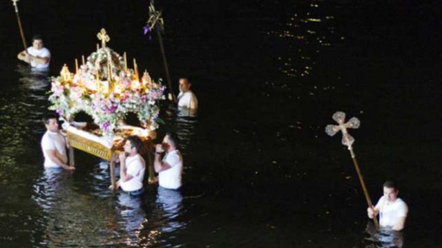 Ύδρα: Περιφορά επιταφίου και κατάδυση – Ένα σπάνιο και κατανυκτικό θέαμα, δείτε βίντεο