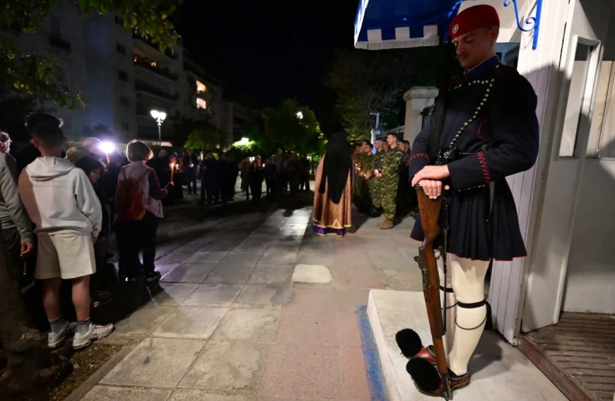 Μεγάλη Παρασκευή: Το συγκινητικό έθιμο με τους Εύζωνες που καθηλώνει