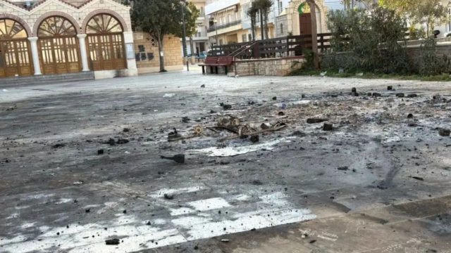 Εικόνες ντροπής στο Ηράκλειο: Η επόμενη μέρα μετά την Ανάσταση με καμένα φανάρια, κάδους και ζημιές σε οδοστρώματα
