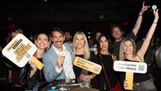 Ο Μάκης που κέρδισε το Eurojackpot συνεχίζει να το γιορτάζει – Βγήκε για ένα ποτό και κέρασε όλους τους θαμώνες στο Fuzz Club (vid.)