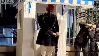 Η μοναδική φορά που οι Εύζωνες κατεβάζουν το κεφάλι είναι στον Επιτάφιο – Δείτε ένα ανεπανάληπτο βίντεο