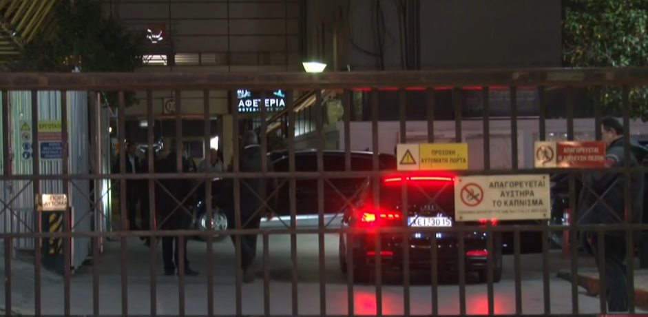 Τα πρωθυπουργικά οχήματα έξω από το νοσοκομείο