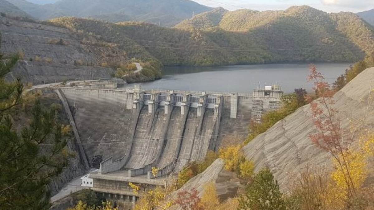 Η κυβέρνηση Καραμανλή δίνει έμφαση στις υποδομές: δρόμοι, λιμάνια, ενεργειακά έργα και φράγματα
