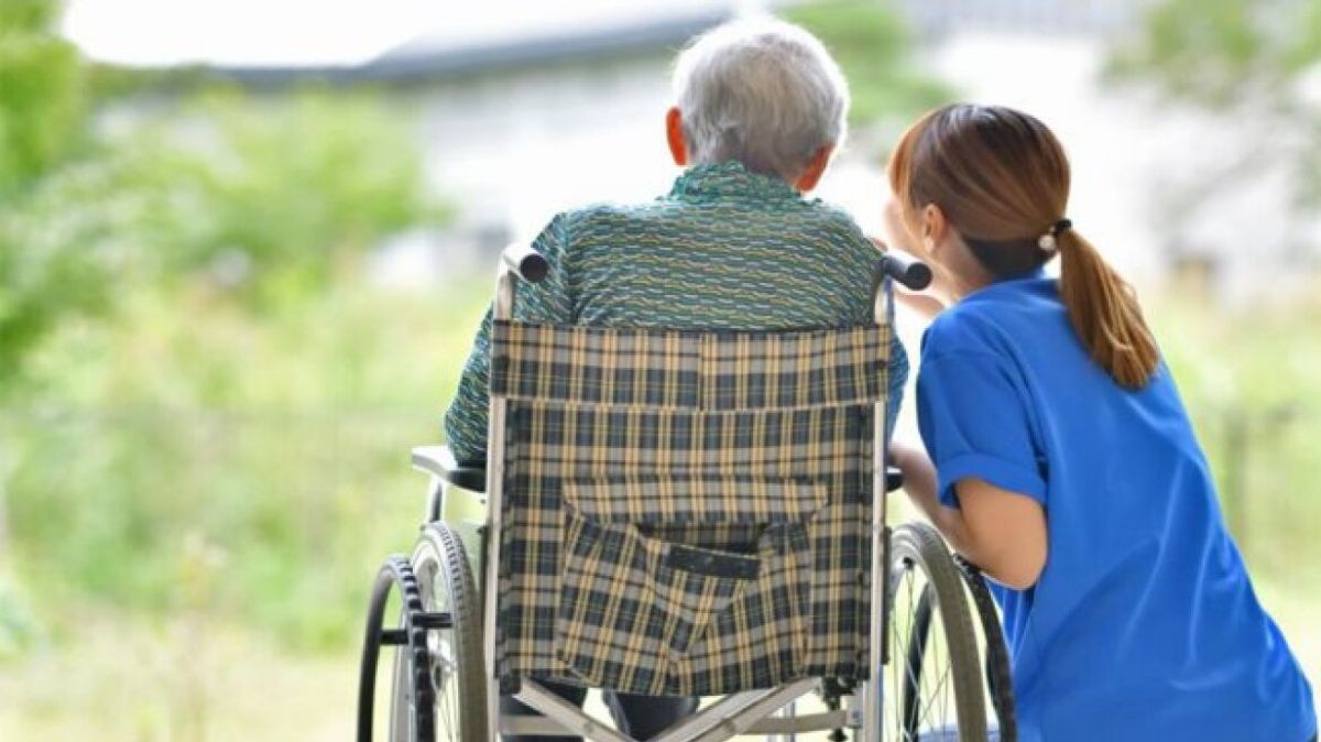 Εικόνες ντροπής στο κέντρο της Αθήνας – Έφοδος σε «κολαστήριο» ηλικιωμένων