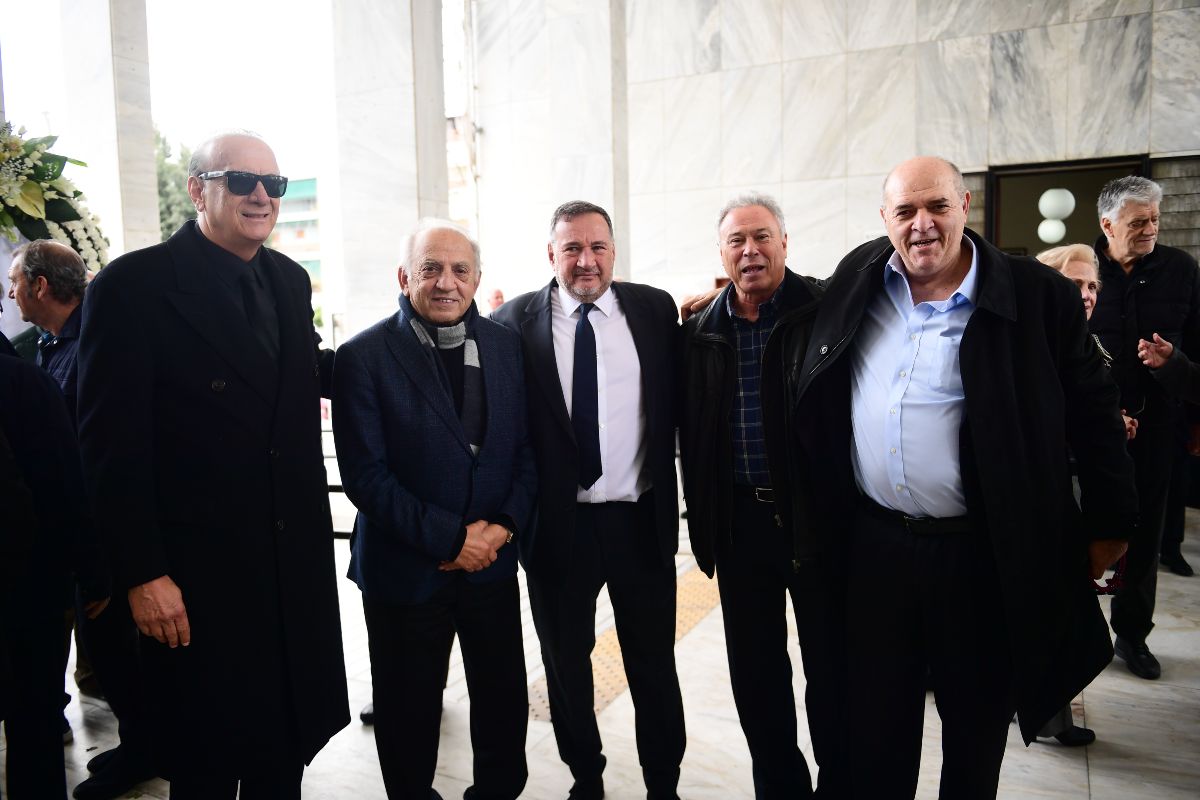 Σιωπή και δάκρυα για τον Βασίλη Γκούμα στο Πρώτο Νεκροταφείο