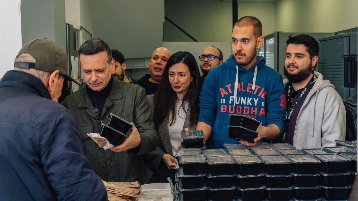 Ο Δήμος Aθηναίων δείχνει τον δρόμο της αλληλεγγύης μοιράζοντας 450 γεύματα αγάπης σε αστέγους
