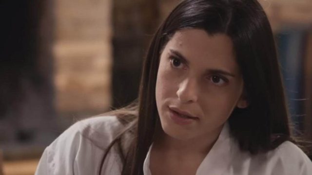 Η Γη της Ελιάς (28/04): Η Ισμήνη εκτός εαυτού – Μπαίνει σε ξένο σπίτι και τα διαλύει όλα