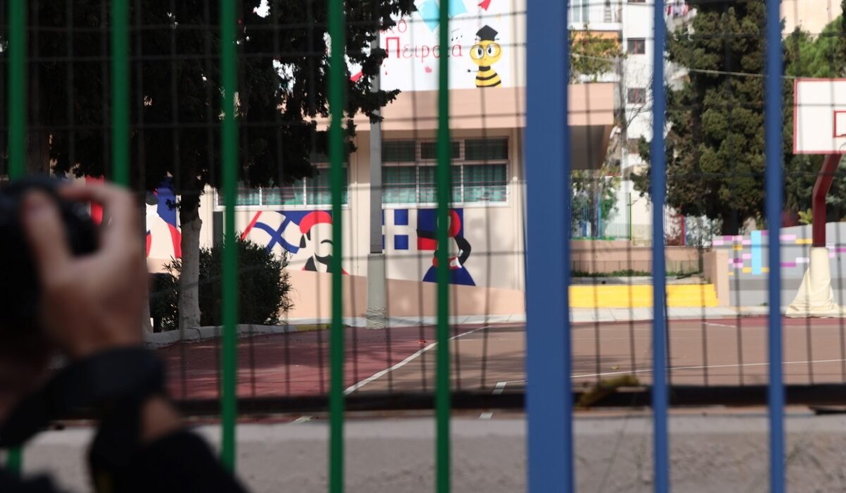 Αναστάτωση σε σχολείο του Βόλου: Μαθήτρια κατήγγειλε ότι η εκπαιδευτικός έβαζε θρίλερ αντί για μάθημα.