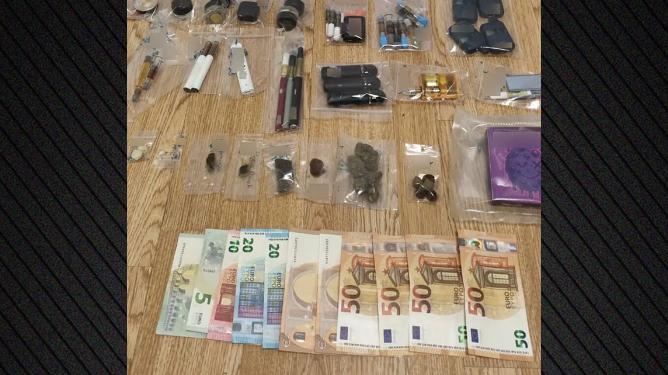 Δίκτυο μέσω ταχυδρομείου: Πώς ο 49χρονος έφερνε αμπούλες και πάστα κάνναβης, καταλήγοντας από τον Κορυδαλλό στα χέρια της ΕΛ.ΑΣ.