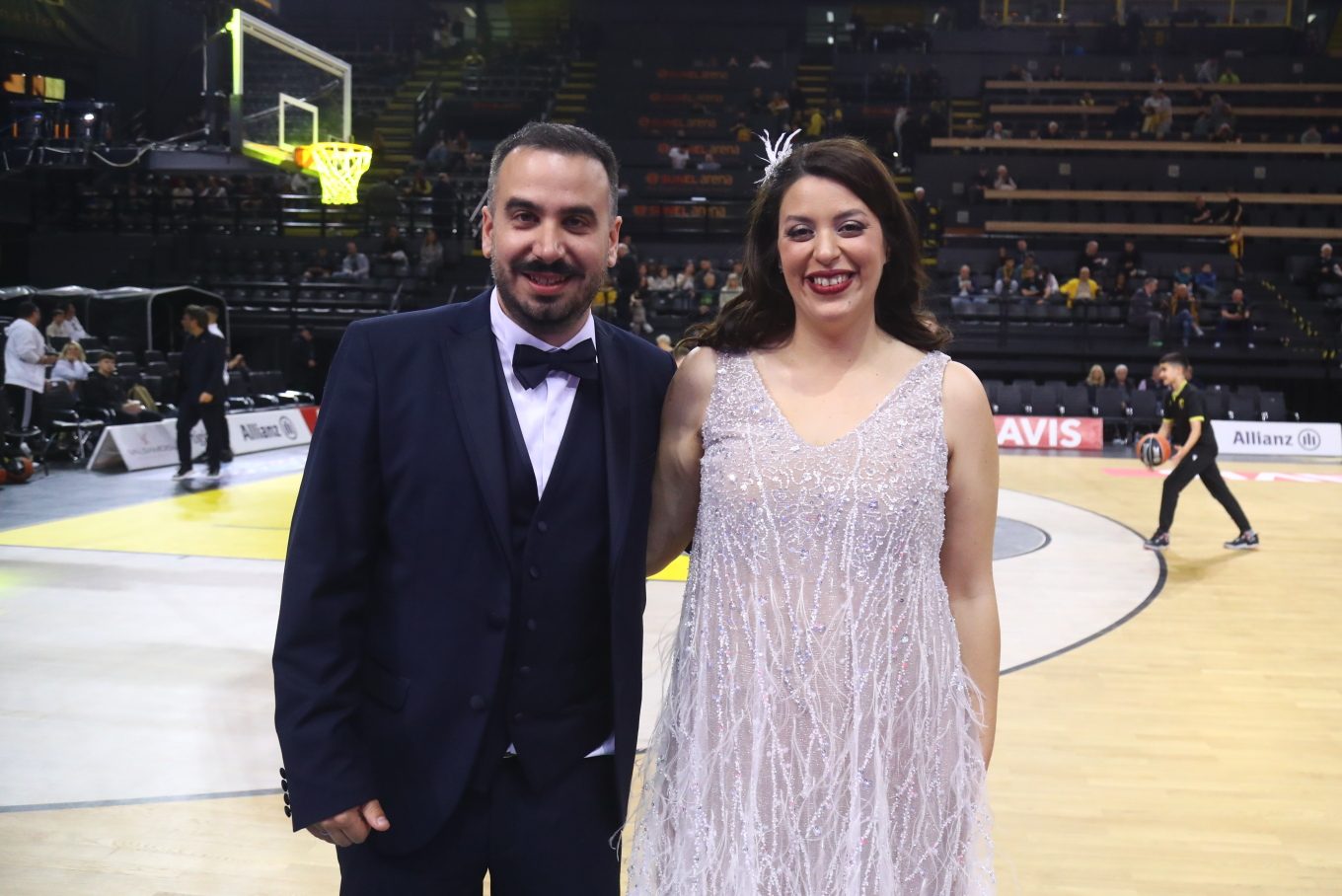 Με τα γαμήλια ενδύματα στο παρκέ της Sunel Arena: Ο εκφωνητής της ΑΕΚ, Γιάννης Μπιλίρης, και η σύζυγός του, Φωτεινή, επέλεξαν να γιορτάσουν το γάμο τους με την αγαπημένη τους ομάδα.