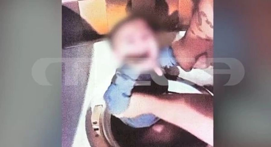 Η Ειρήνη Μουρτζούκου οδηγείται στην Ανακρίτρια στην Αμαλιάδα για την υπόθεση του θανάτου του μικρού Παναγιωτάκη.