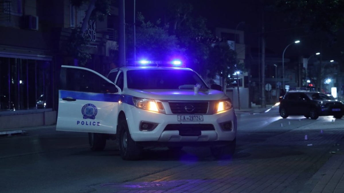 Σε πλήρη εξέλιξη οι έρευνες των αρχών για την υπόθεση ενδοοικογενειακής βίας στον Άγιο Παντελεήμονα, όπου ένας 35χρονος συνελήφθη με βαρύ κατηγορητήριο.