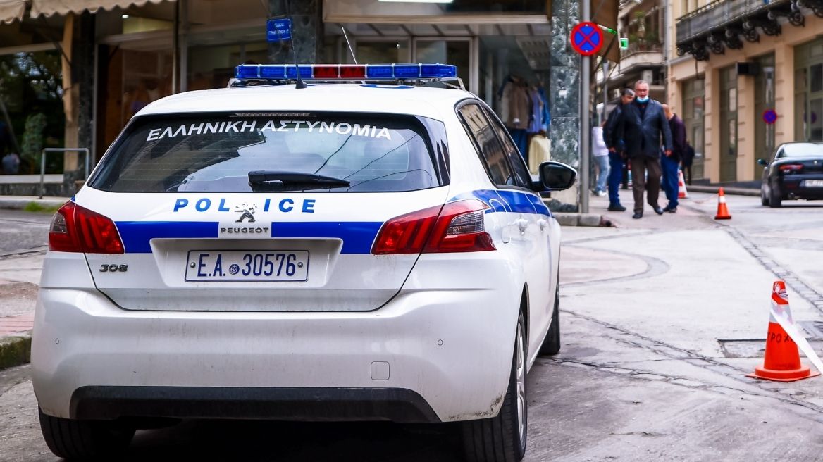 Αγωνία για την εξιχνίαση της υπόθεσης κακοποίησης 19χρονης στην Πετρούπολη, με τις Αρχές να αναζητούν απαντήσεις.