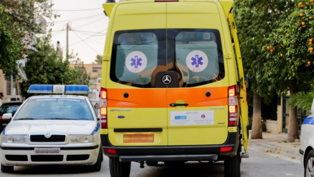 Απίστευτο τροχαίο στη Θεσσαλονίκη: Γυναίκα οδηγός άνοιξε την πόρτα στο «κόκκινο», έριξε κάτω δικυκλιστή και τον εγκατέλειψε αιμόφυρτο!