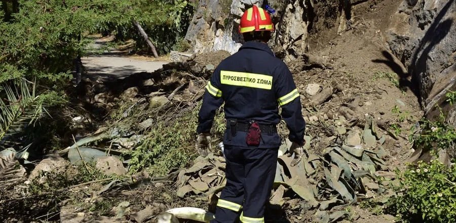 Μεταφορά του τραυματία στο Νοσοκομείο Βόλου μετά από τρεις ημέρες αγωνιώδους αναμονής μέσα σε σπηλιά.