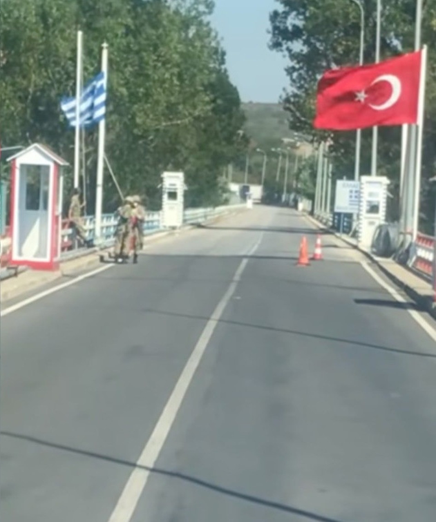 Η αυθόρμητη κίνηση σεβασμού προς την ελληνική σημαία στον Έβρο που προκάλεσε κύμα συγκίνησης σε Ελλάδα και Τουρκία.