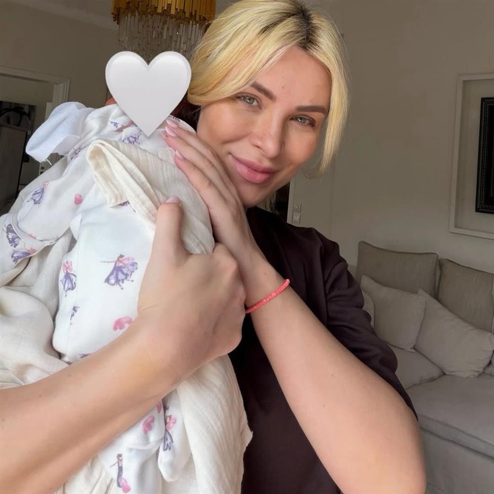 Η Κατερίνα Καινούργιου απολαμβάνει τον ρόλο της μητέρας, έχοντας φέρει στον κόσμο την κόρη της, Ξένια, και μοιράζεται τις πιο τρυφερές στιγμές της νέας της ζωής με το κοινό.