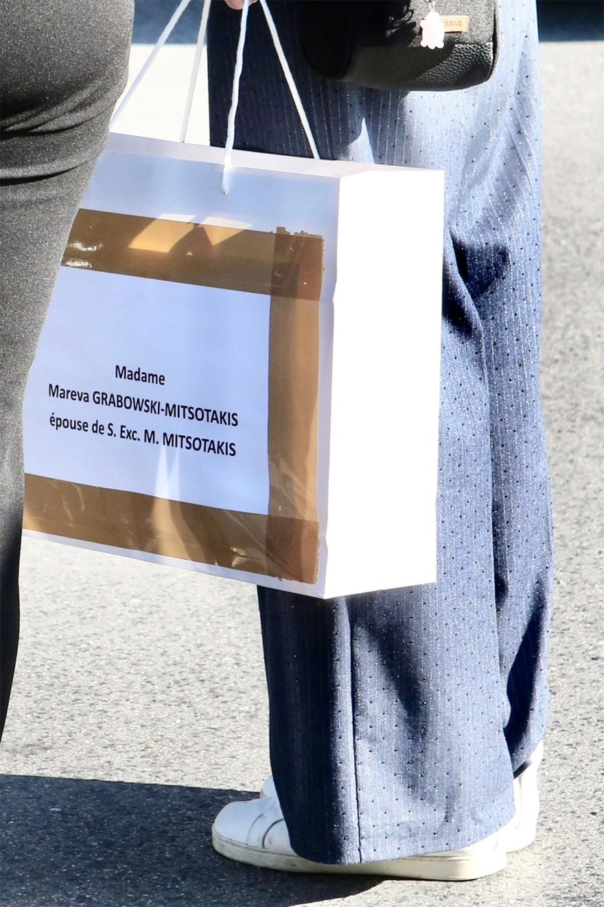 Φωτογραφίες από το δώρο που χάρισε η Μπριζίτ Μακρόν στη Μαρέβα Γκραμπόφσκι - Μητσοτάκη