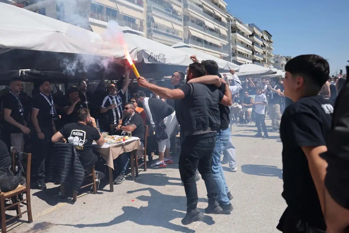 Φίλαθλοι του ΠΑΟΚ και του ΟΦΗ συγκεντρώθηκαν στην παραλία του Βόλου πριν τον τελικό.