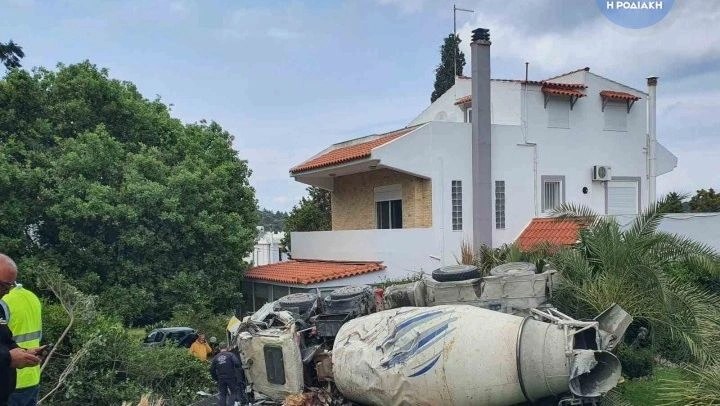 Η ανατραπείσα μπετονιέρα στην αυλή σπιτιού στη Ρόδο προκάλεσε υλικές ζημιές.