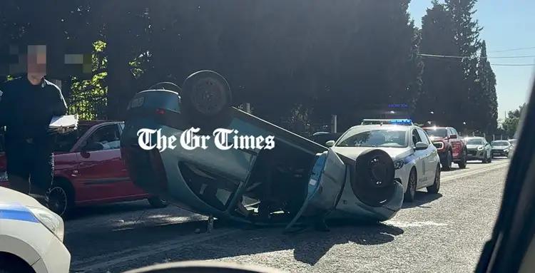 Οι έρευνες των αρχών συνεχίζονται για να διαπιστωθούν τα αίτια του ατυχήματος στη Θεσσαλονίκη, το οποίο οδήγησε στη μεταφορά μιας τραυματισμένης γυναίκας στο νοσοκομείο από το ΕΚΑΒ.