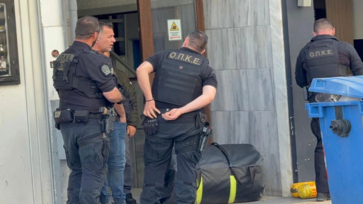 Κινητοποίηση των αρχών στο κέντρο της Θεσσαλονίκης για 20χρονο φοιτητή που απειλεί να πέσει από μπαλκόνι.