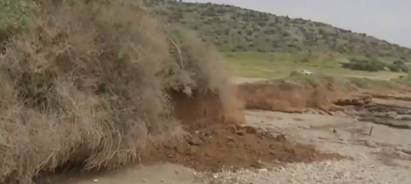 Σοκαρισμένη παραμένει η τοπική κοινωνία μετά την ξαφνική κατολίσθηση που σημειώθηκε σε πολυσύχναστη ακτή στην Βάρκιζα.