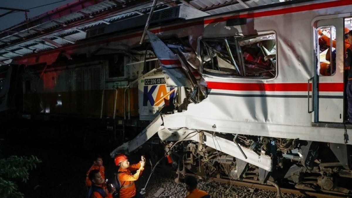 Τρένα συγκρούστηκαν στην Ινδονησία: Δεκάδες τραυματίες και εγκλωβισμένοι, εικόνες χάους μετά το δυστύχημα