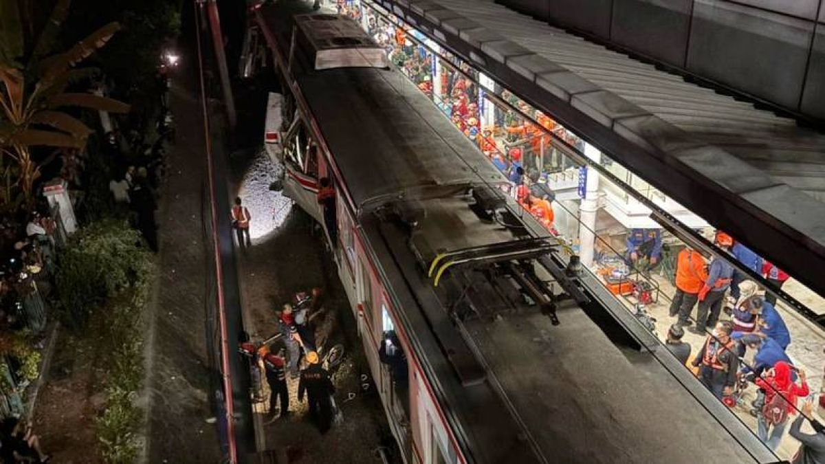 Ινδονησία: Συρμός έπεσε πάνω σε ακινητοποιημένο τρένο – Σκηνές πανικού