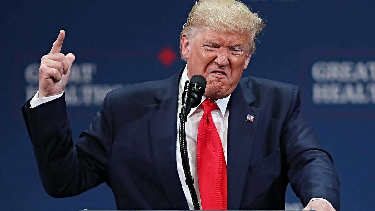 Πολιτικοί αντίπαλοι και αναλυτές εξετάζουν το ενδεχόμενο προσφυγής στην 25η Τροπολογία, θέτοντας στο επίκεντρο την καταλληλότητα που επιδεικνύει ο Τραμπ.