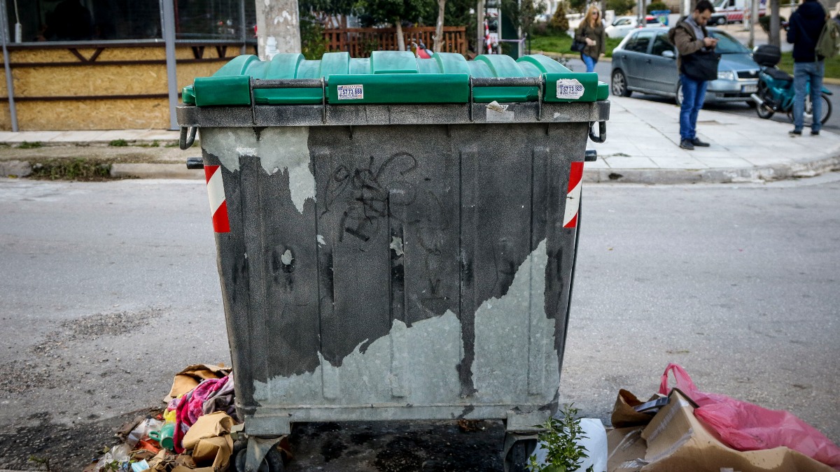 Θεσσαλονίκη: Από τον κάδο στο νοσοκομείο – Άστεγος γλίτωσε από θαύμα
