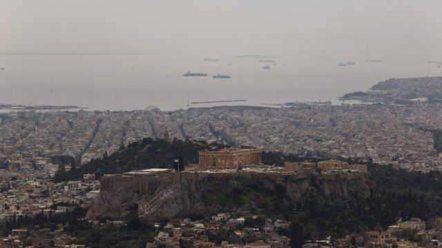 Καιρός σήμερα 17/4: Μεταβαλλόμενο σκηνικό με βροχές, καταιγίδες – Πού θα πέσει η θερμοκρασία σύμφωνα με Σούζη και Αρνιακό