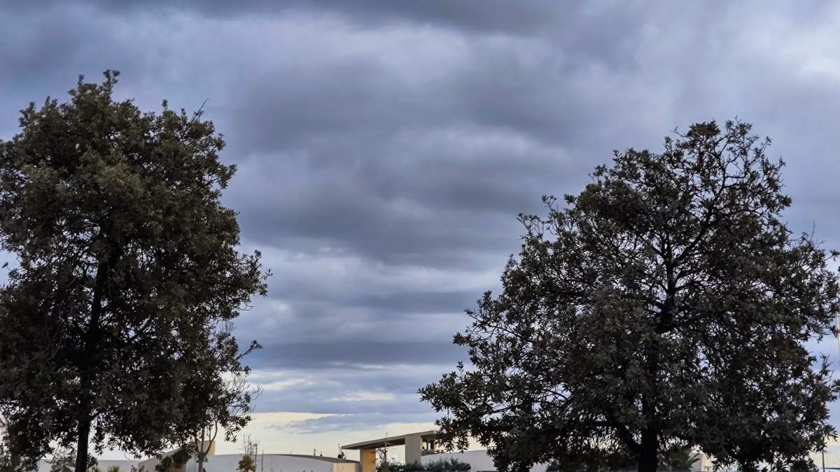Καιρός σήμερα 24/4: Βροχές στα νότια, άνοδος της θερμοκρασίας στα βόρεια – Η πρόγνωση Αρνιακού και Ρήγου