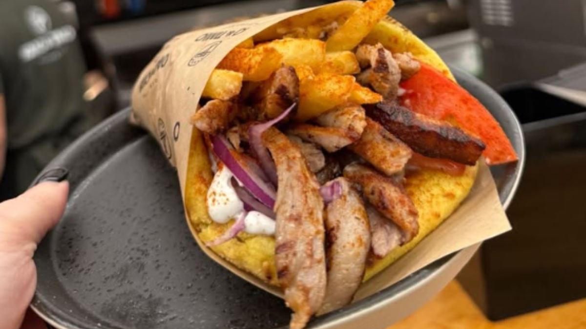 Το Αιγάλεω υποκλίνεται: Το ψητοπωλείο που σερβίρει το πιο «τίμιο» και παραδοσιακό σουβλάκι της Αθήνας
