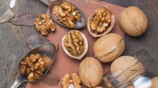 Το «θαυματουργό» καρύδι: Ο ξηρός καρπός που ρίχνει χοληστερίνη, κόβει την πείνα και προστατεύει τον εγκέφαλο