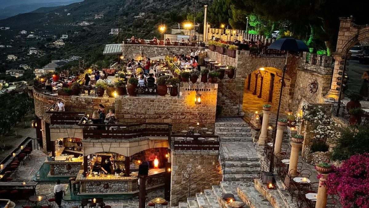 Καστράκι: Το πέτρινο «στολίδι» της Καλαμάτας για φαγητό και ποτό