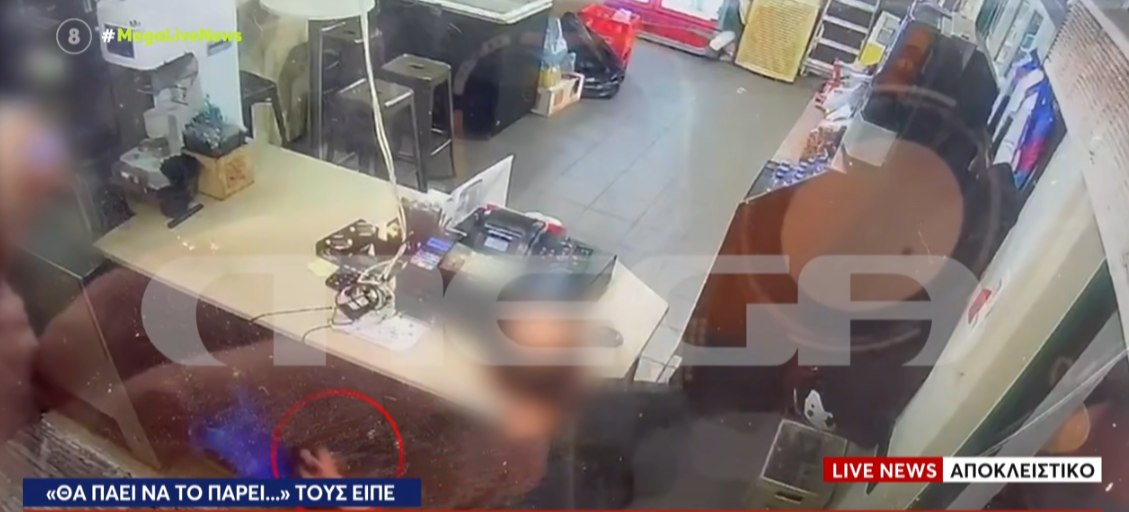 Η στιγμή που ο 26χρονος παραδίδει το κινητό της Μυρτους σε τοπική καφετέρια