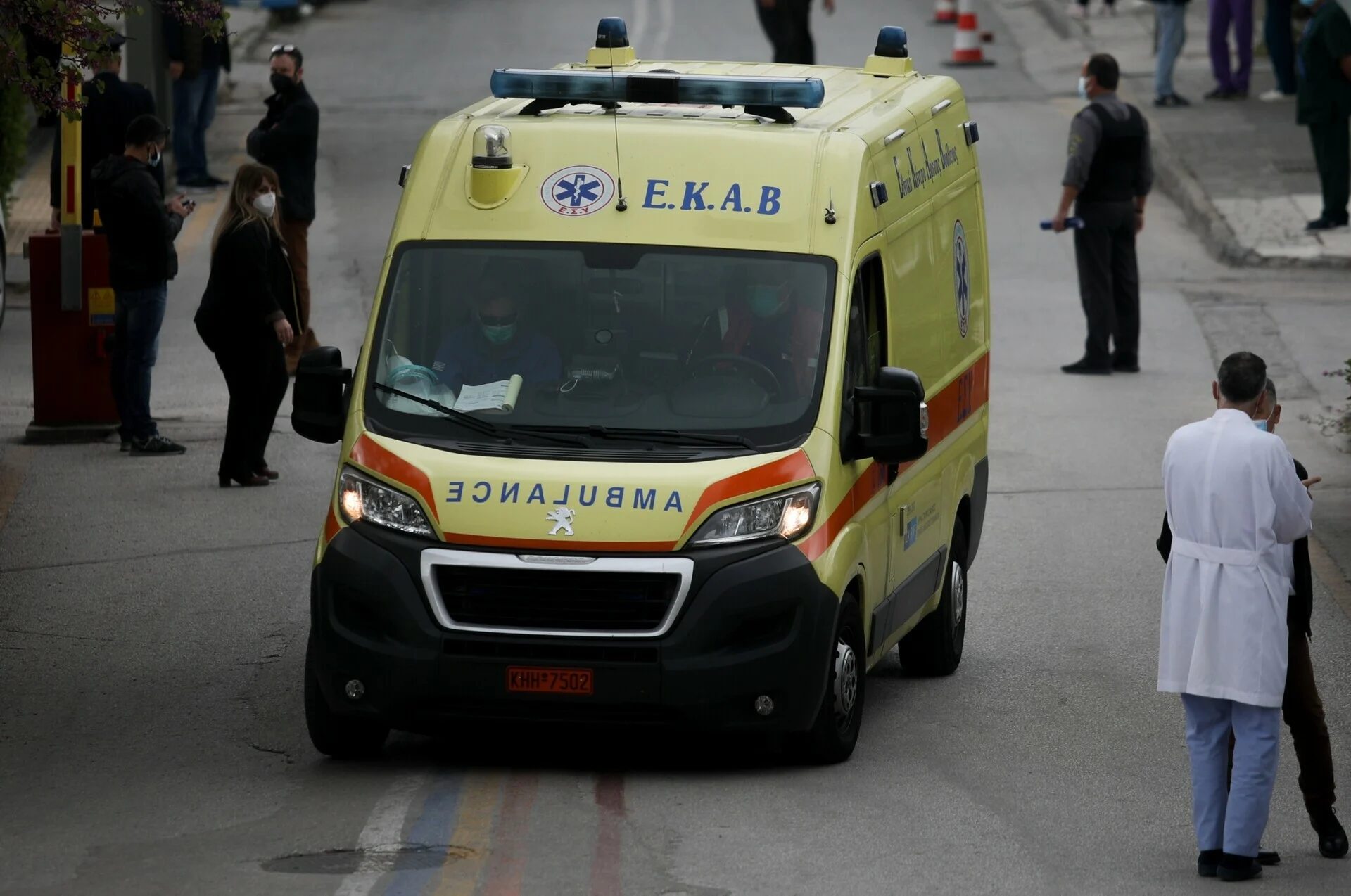Σοκ στην τοπική κοινωνία: Οι αδιευκρίνιστες συνθήκες πίσω από το φρικτό εργατικό ατύχημα στο Κιάτο.