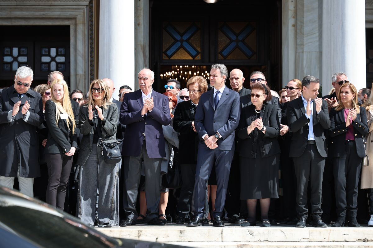 Κηδεία Μαρινέλλας: Πλήθος κόσμου αλλά και συζητήσεις για «μαϊντανούς»