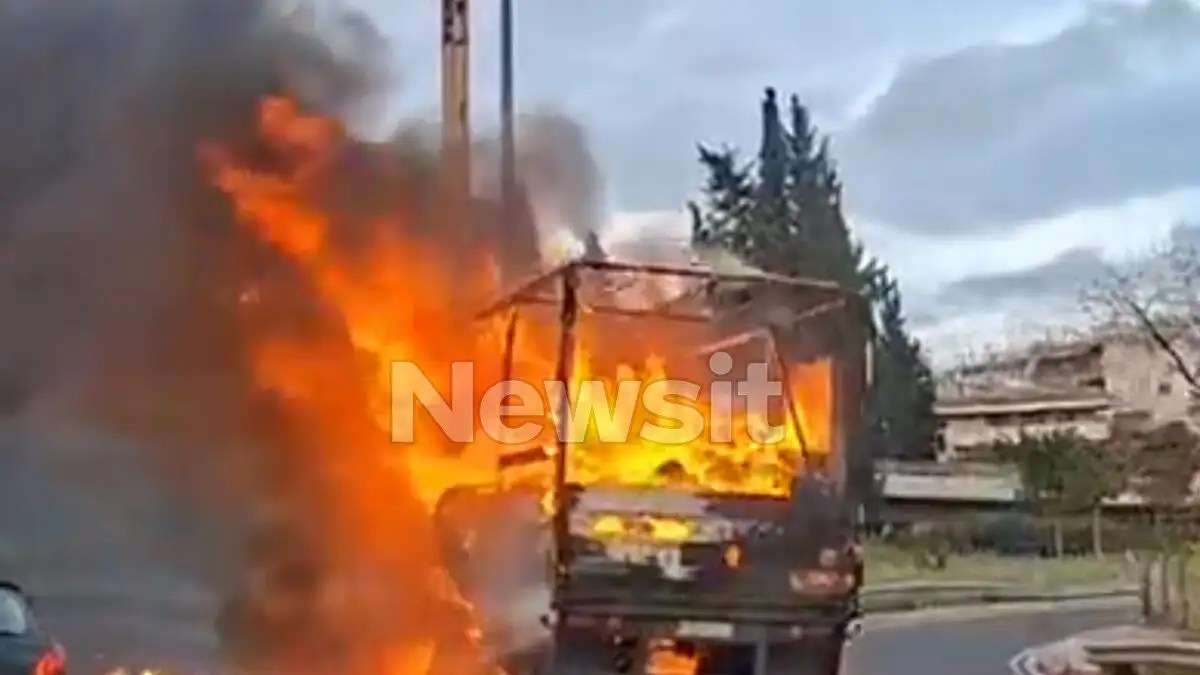 Συναγερμός στην πυροσβεστική για φωτιά σε φορτηγό στην Αχαρνών – Δείτε πώς επηρεάστηκε η κίνηση στον Κηφισό.
