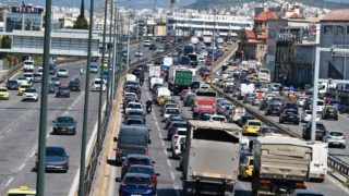 Έξοδος Πάσχα 2026: Χάος στους δρόμους της Αττικής, πάνω από 45 λεπτά αναμονή – Πού σημειώνονται καθυστερήσεις