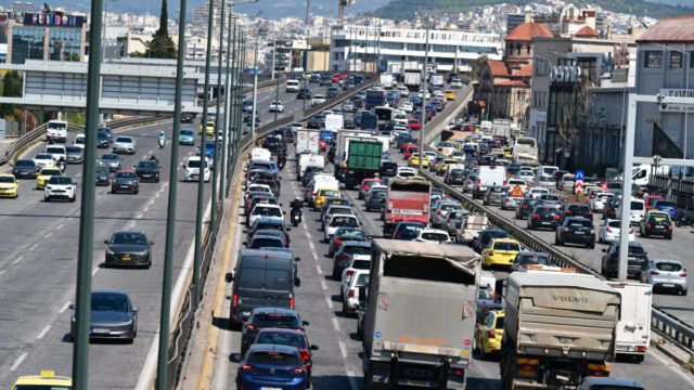 Έξοδος Πάσχα 2026: Χάος στους δρόμους της Αττικής, πάνω από 45 λεπτά αναμονή – Πού σημειώνονται καθυστερήσεις