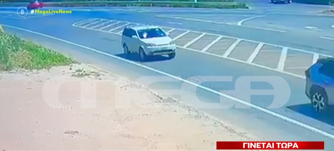 Η στιγμή που ο 40χρονος μεταφέρει την νεκρή Ελευθερία στο πίσω κάθισμα