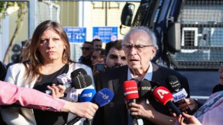 Εκνευρίστηκαν η Ζωή Κωνσταντοπούλου και ο πατέρας της από μηχανή αστυνομικού οχήματος – «Άλλη φορά να μην ξαναγίνει»