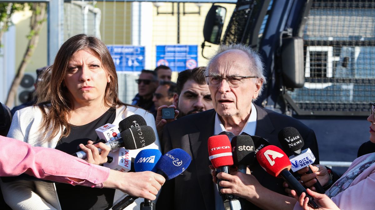 Εκνευρίστηκαν η Ζωή Κωνσταντοπούλου και ο πατέρας της από μηχανή αστυνομικού οχήματος – «Άλλη φορά να μην ξαναγίνει»