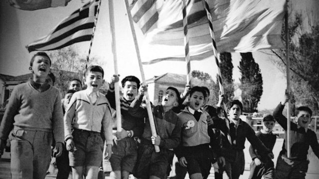 Σαν σήμερα, 01 Απριλίου 1955: Η ημέρα που η Κύπρος «ξύπνησε» στις φλόγες της Ελευθερίας – Το χρονικό της έναρξης του αγώνα της ΕΟΚΑ